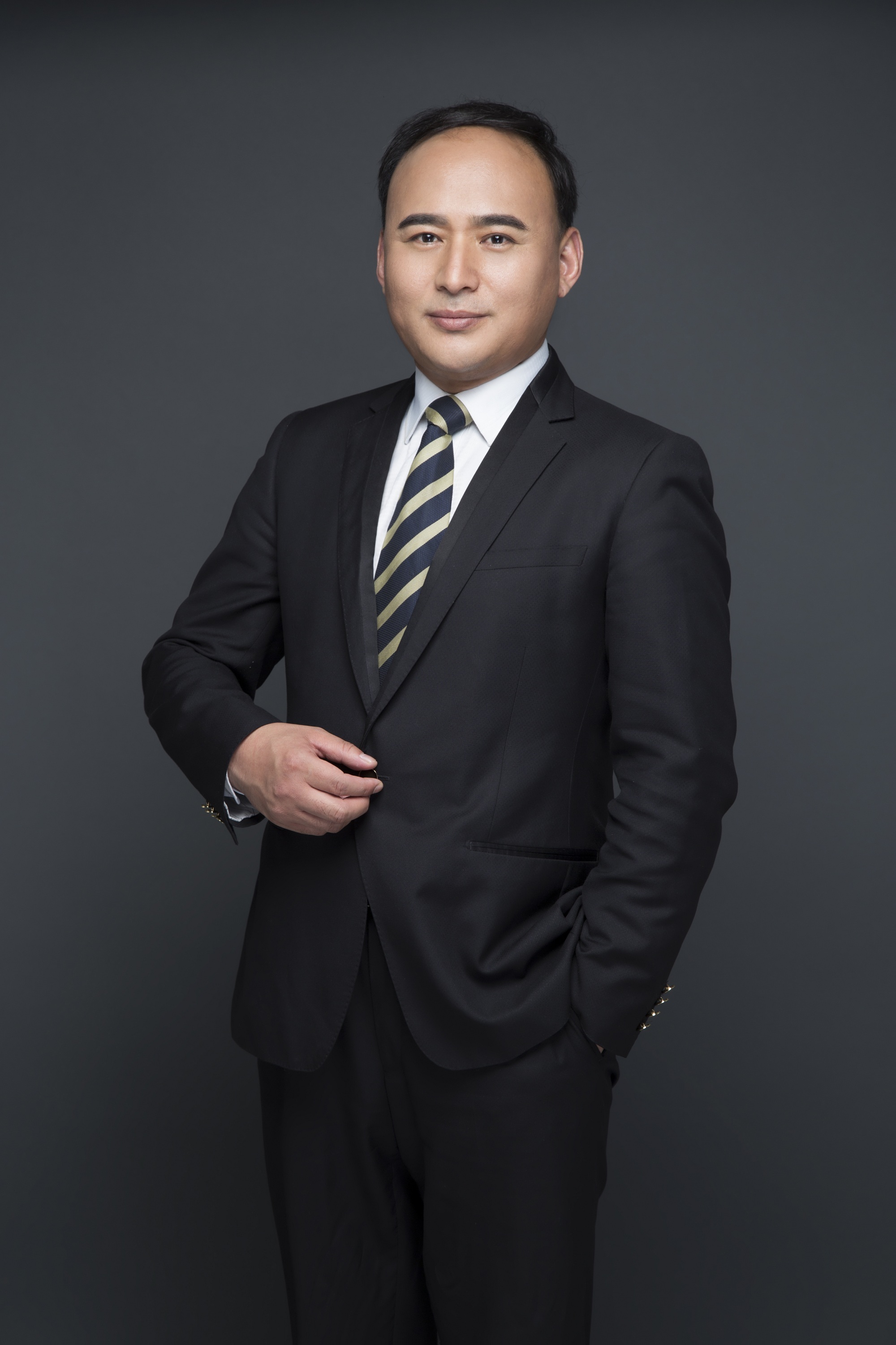 纪建英 视觉与舞美负责人